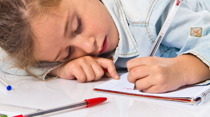 小孩一写字就喊累，不是懒，要警惕书写困难